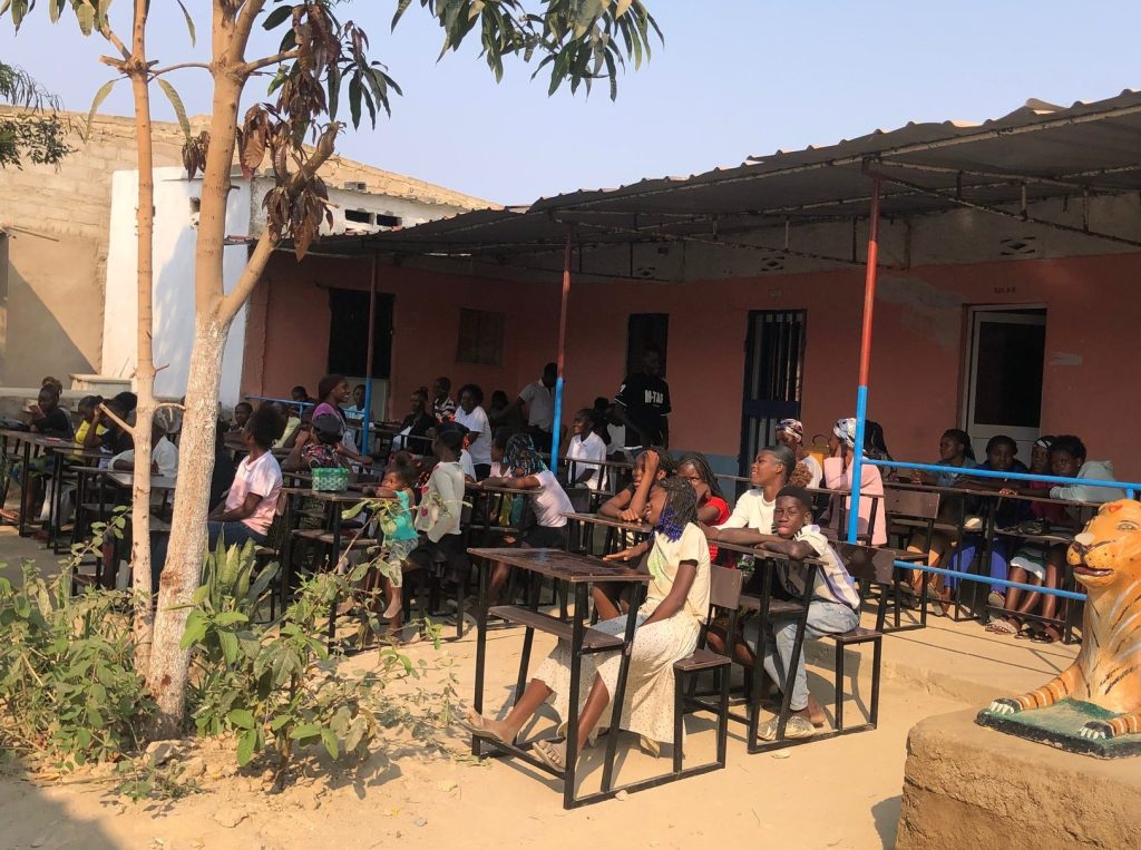 Associação Iris Angola discute educação sexual e saúde comunitária com o Movimento READY+ no Colégio&nbsp;Mona